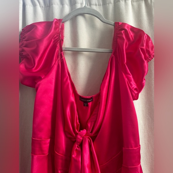 Plus Size Evianna Short Sleeve Satin Dress
- Fuchsia hot pink BARBIE - Picture 2 of 3